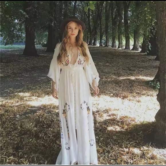 Dresses & Skirts - Chic White Floral Maxi Dress- Reversible